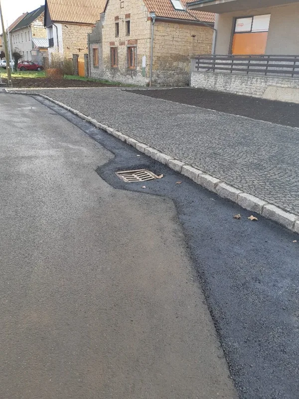 Pokládka chodníku ze žulové dlažby - kostek.