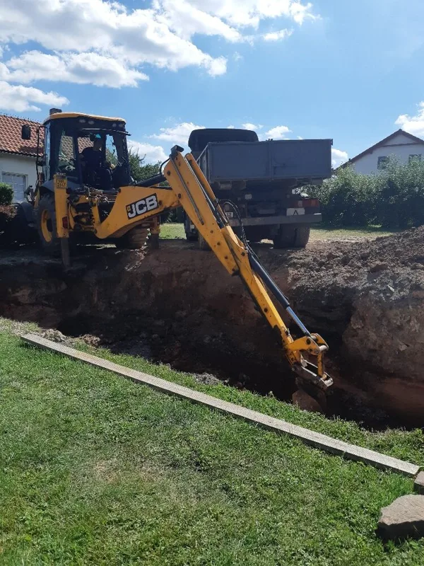 Zemní práce traktorbagr JCB 3CX, příprava základové desky.